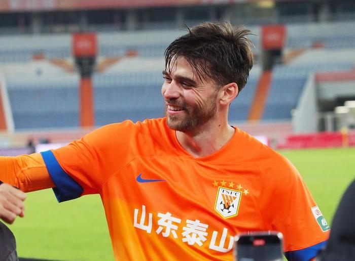 世界杯晋级规则说明-大连英博留队中锋仅用一场热身赛，就用进球征服球迷，值得期待